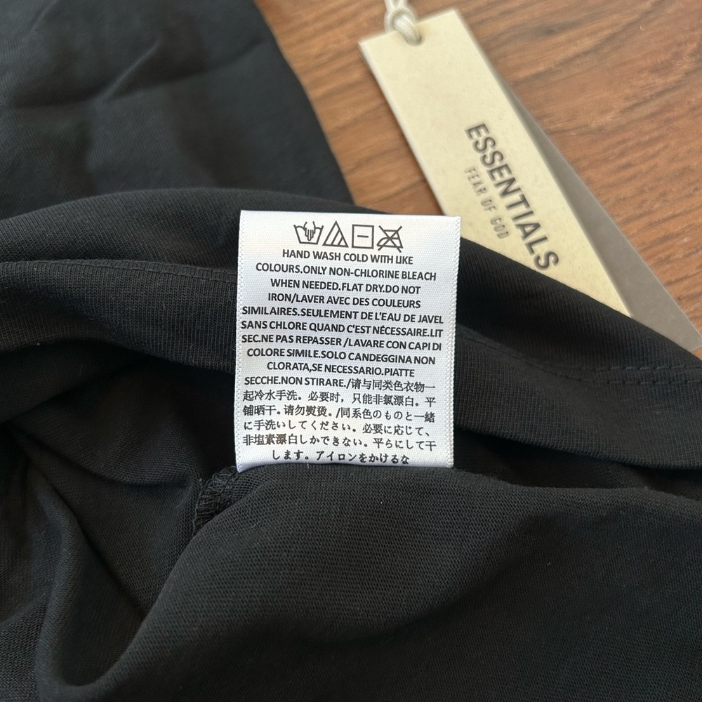 New Authentic Fear of God Essentials Men's Jet Black Logo T-Shirt SS22 Size S - Picture 5 of 8